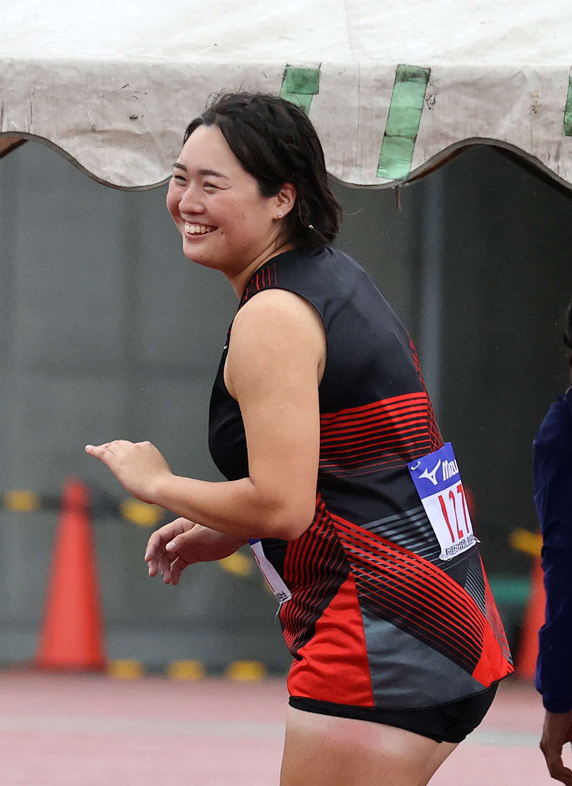 女子やり投げで優勝し笑顔を見せる北口（撮影・鈴木正人）