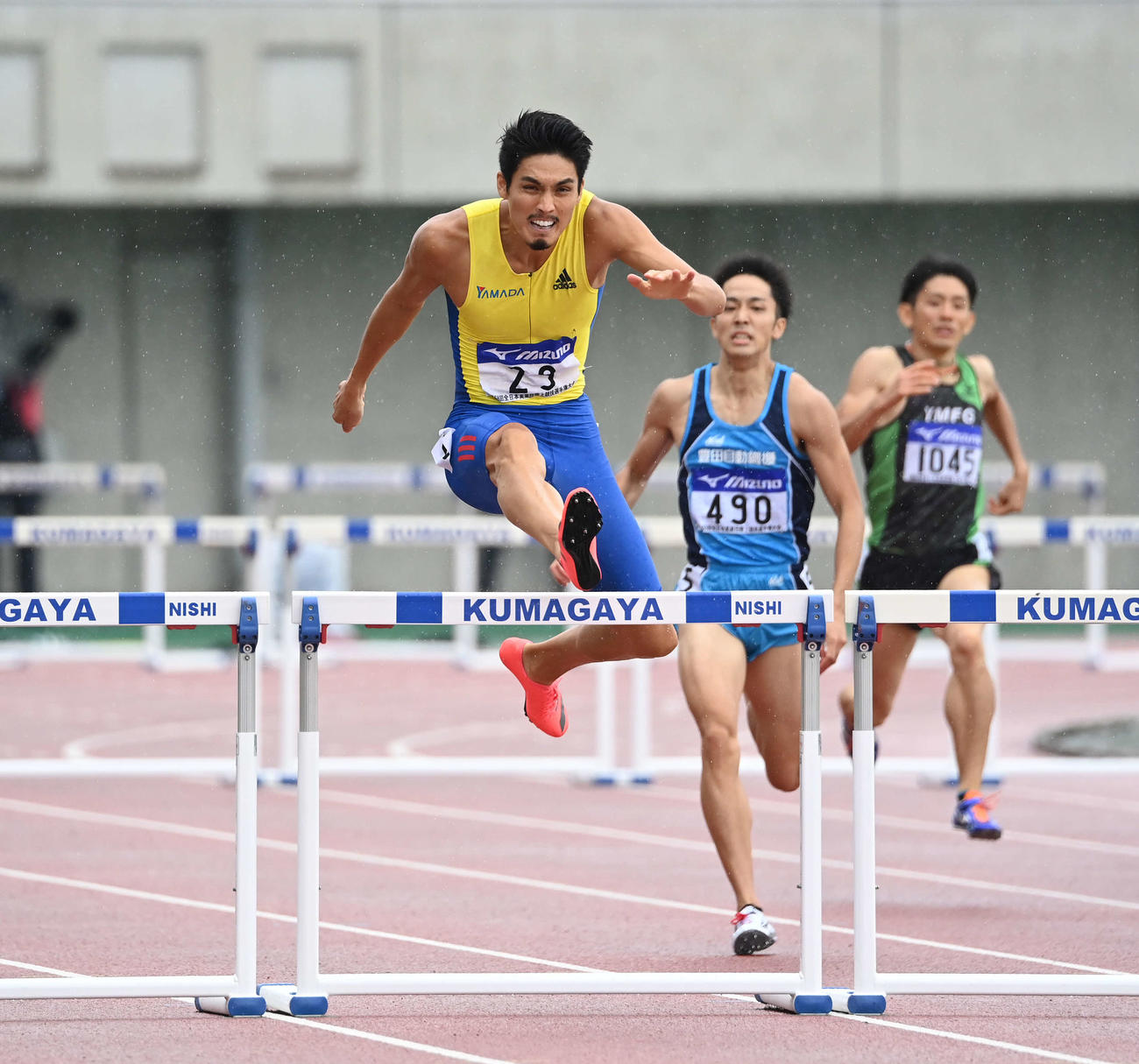 男子400メートル障害で優勝した安部（左）（撮影・鈴木みどり）