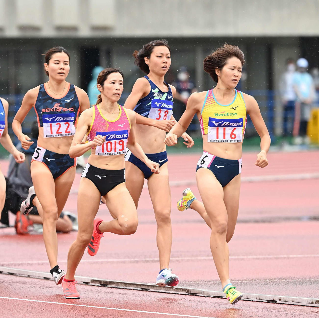 女子800メートルで優勝した卜部（右から2人目）（撮影・鈴木みどり）