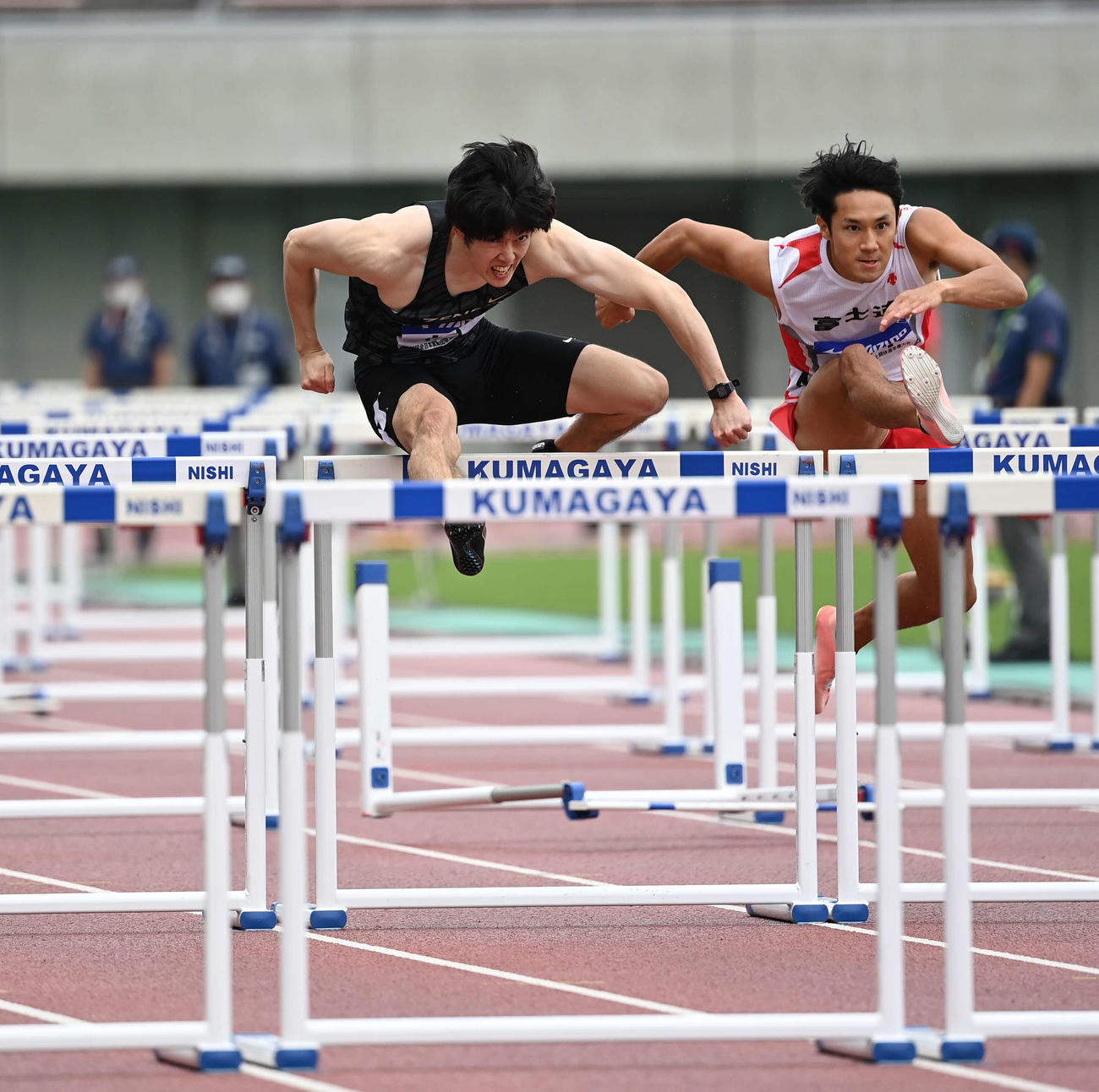 男子110メートル障害で優勝した高山（左）（撮影・鈴木みどり）
