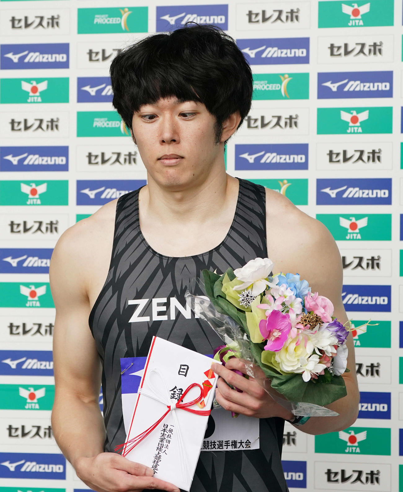 男子110メートル障害で優勝した高山は表彰式でなぜか寄り目を披露（撮影・鈴木みどり）