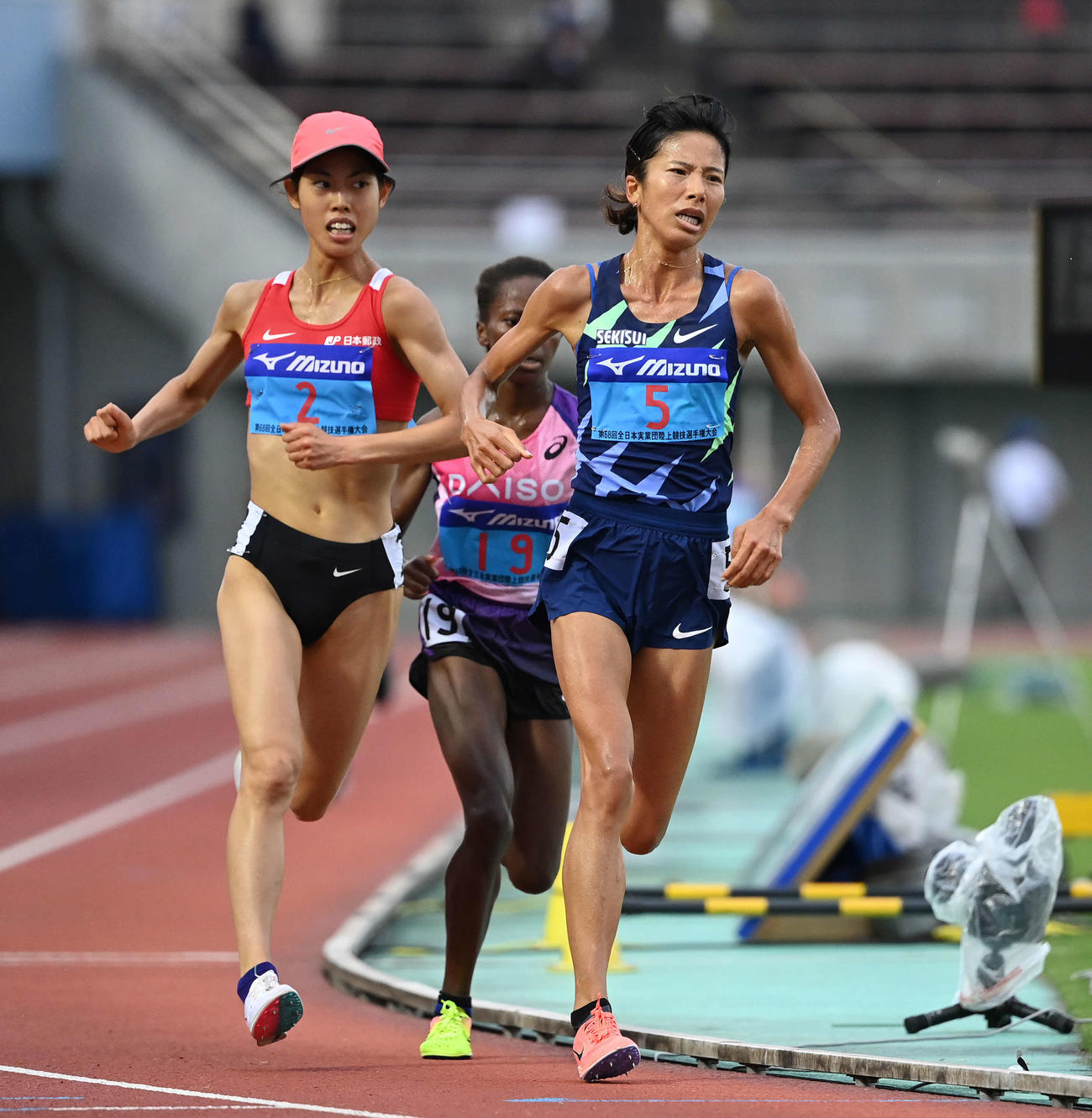 女子5000メートルで日本人1位の新谷（右）と同2位の広中（左）（撮影・鈴木みどり）