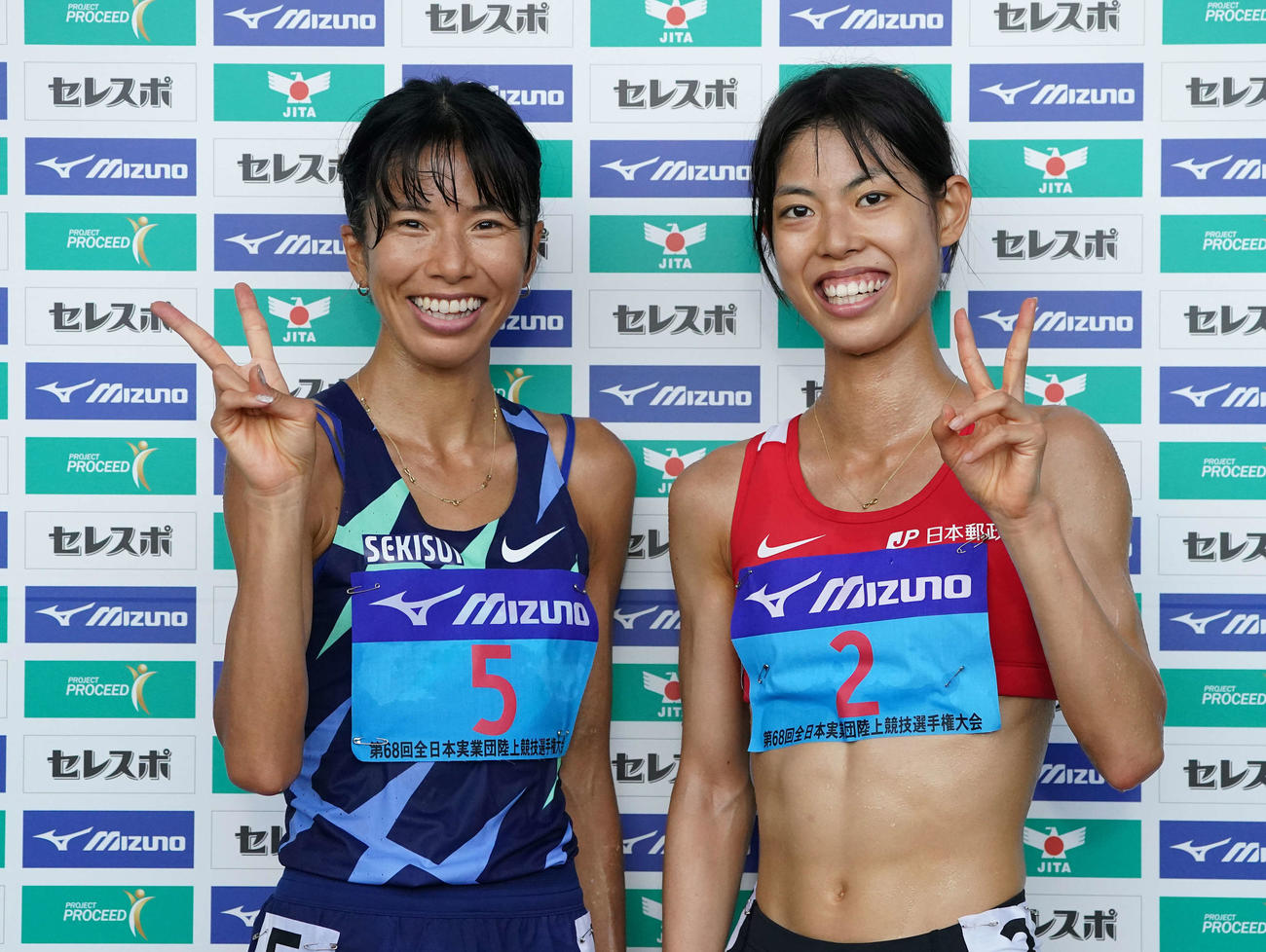 女子5000メートルで日本人1位の新谷（左）と同2位の広中は笑顔でピース（撮影・鈴木みどり）