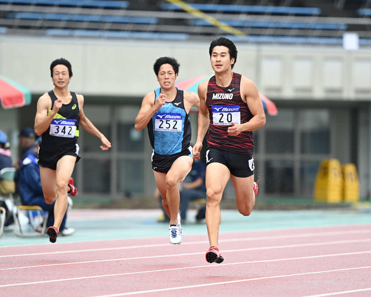 男子200メートルで優勝した飯塚（右）（撮影・鈴木みどり）