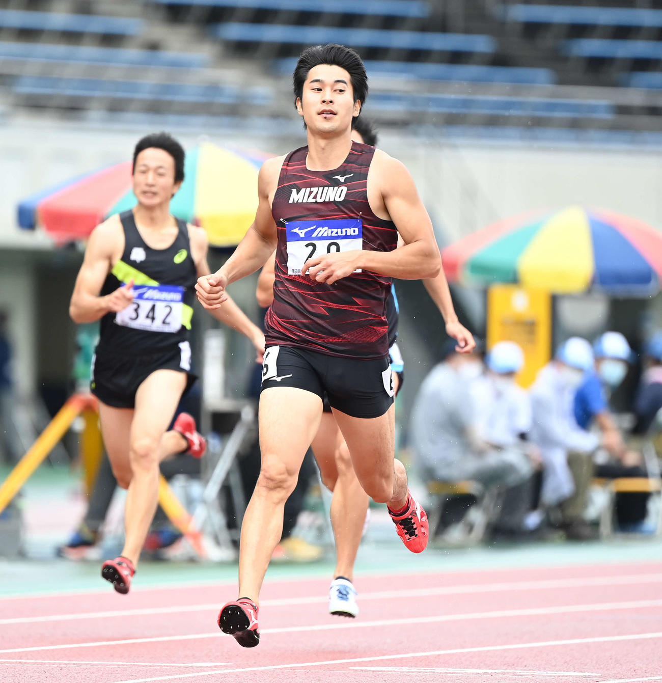 男子200メートルで優勝した飯塚（右）（撮影・鈴木みどり）