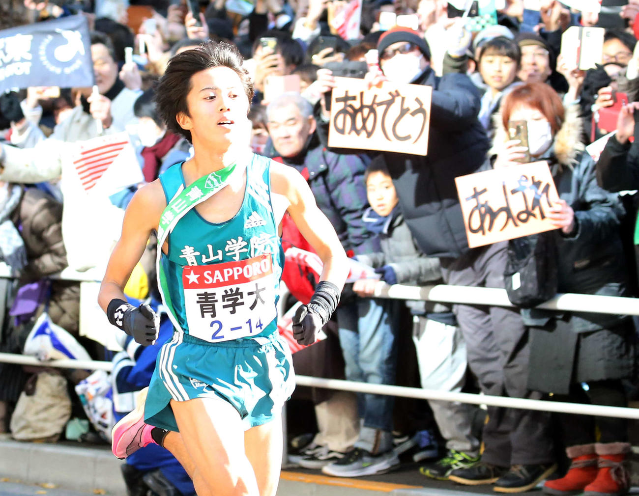 第96回箱根駅伝、声援を受けゴールに向かう青学大10区の湯原（2020年1月3日撮影）