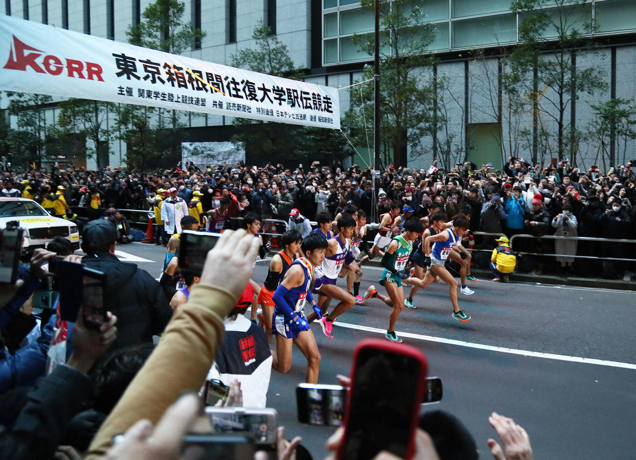 第96回箱根駅伝、大手町を一斉にスタートする1区の選手たち（2020年1月2日撮影）