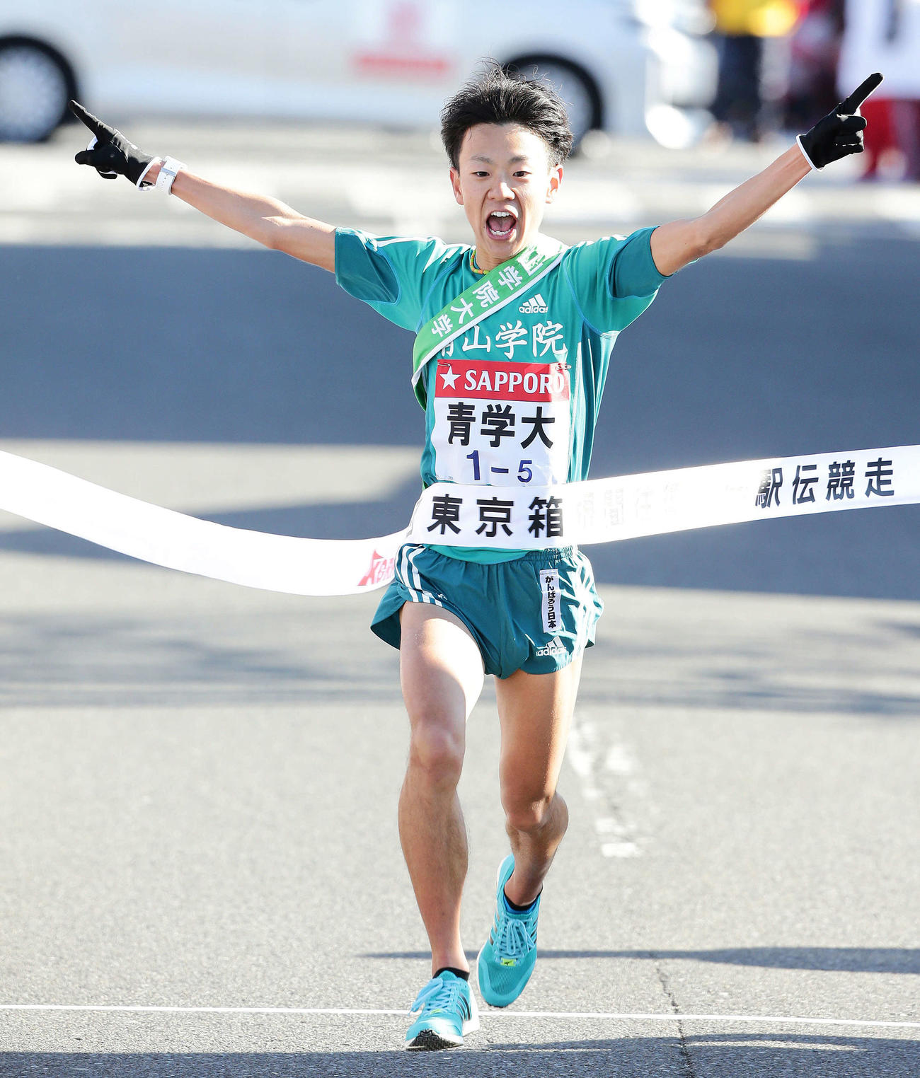 16年1月2日、第92回箱根駅伝往路優勝し指を突き上げゴールする青学大5区神野大地