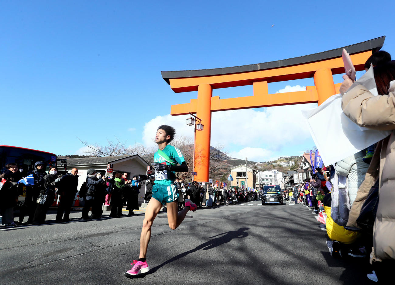 前年度の箱根駅伝、箱根神社・大鳥居を通過する青学大5区飯田（2020年1月2日撮影）