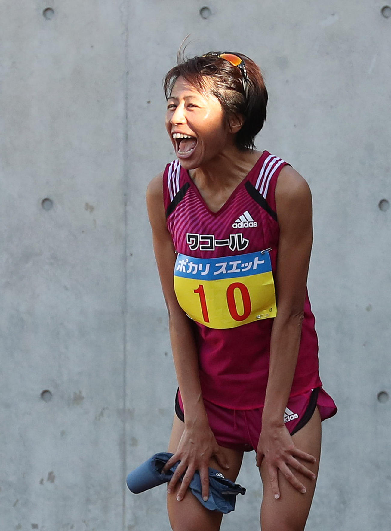 関西実業団陸上競技選手権大会　女子4×400メートル決勝　リレーを走るメンバーを大声で応援する福士加代子（撮影・白石智彦）