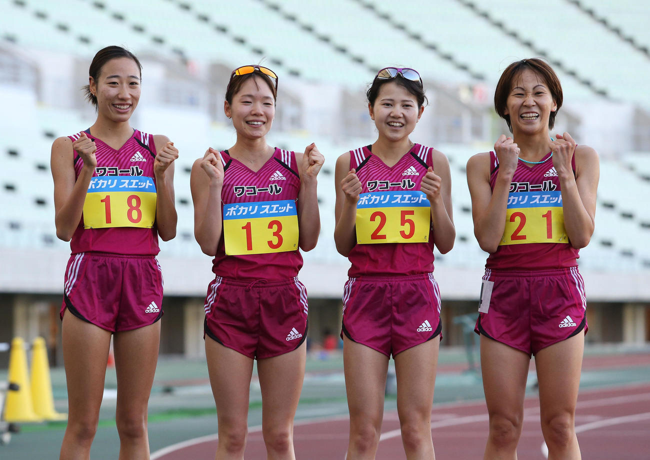 関西実業団陸上競技選手権大会　女子4×400メートル決勝　ガッツポーズして優勝を喜ぶ左から、谷口真菜、一山麻緒、坪倉琴美、安藤友香（撮影・白石智彦）