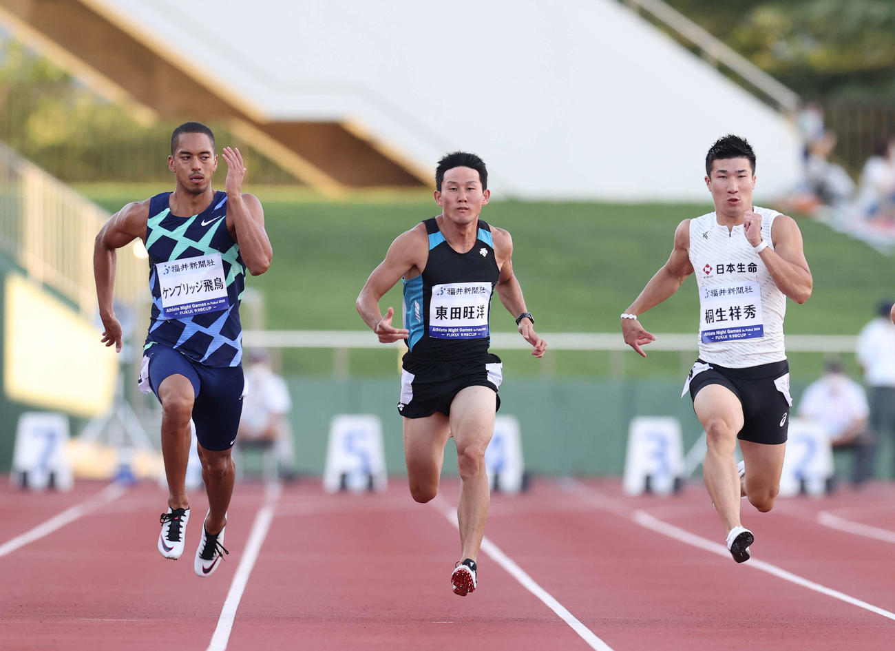 Athlete　Night　Games　in　FUKUI2020男子100メートル予選、2レーン隣を走る桐生（右）を意識しながら1着でゴールしたケンブリッジ（左）（20年8月29日撮影）