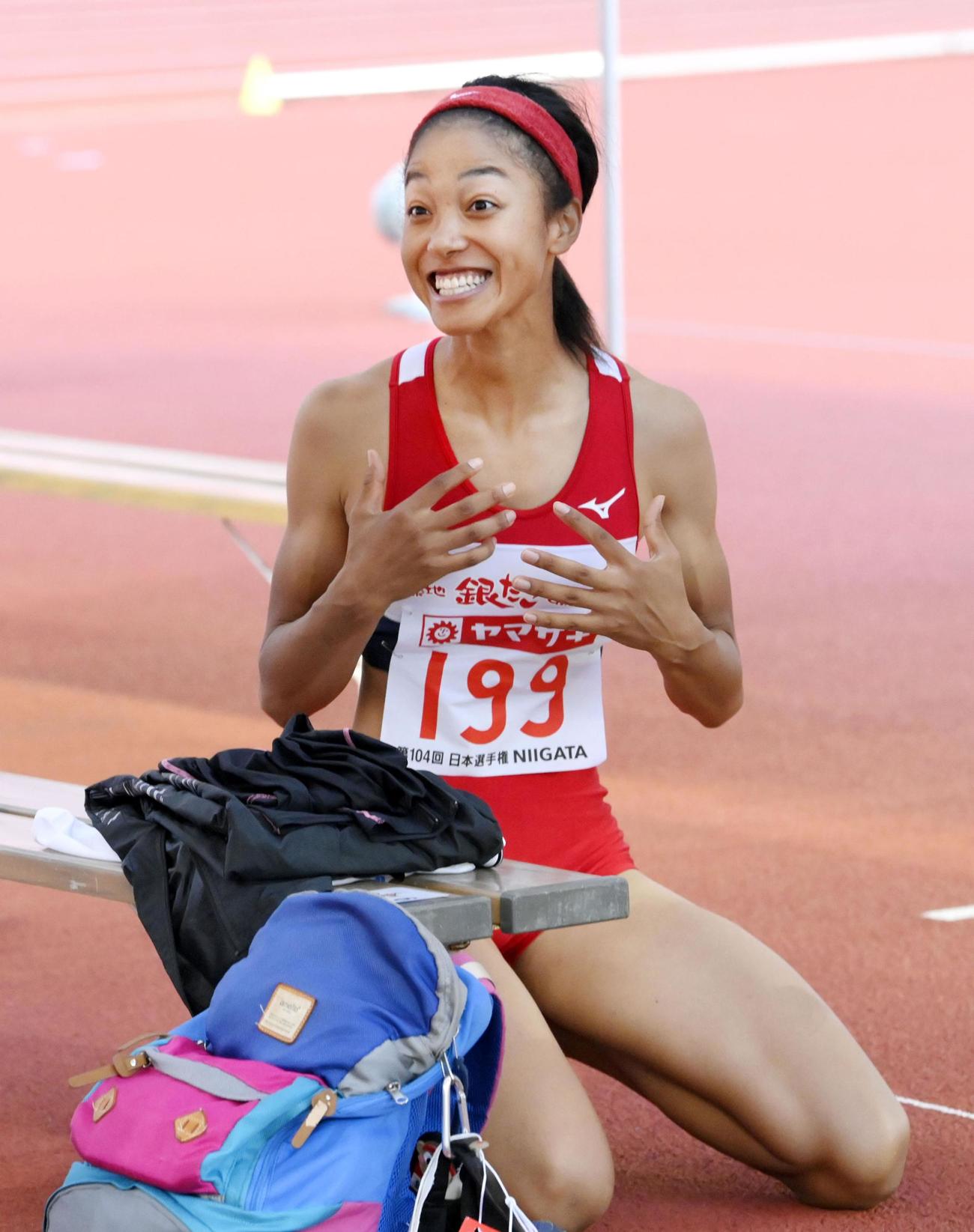 女子走り高跳びで優勝し、笑顔を見せる津田シェリアイ（共同）