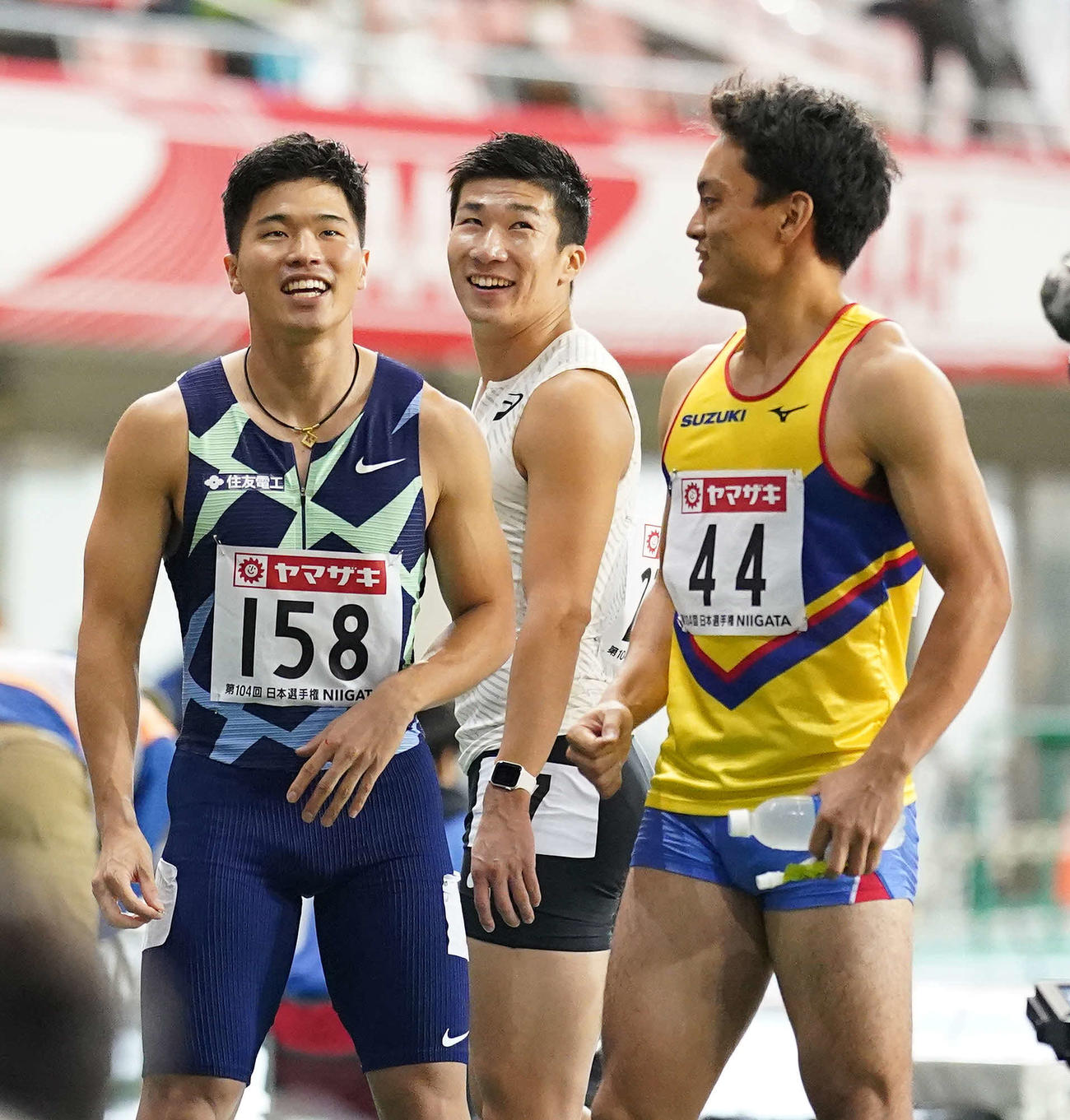 男子100メートル準決勝で1着となり決勝進出の桐生（中央）。左は2着の小池、右は3着の竹田（撮影・江口和貴）