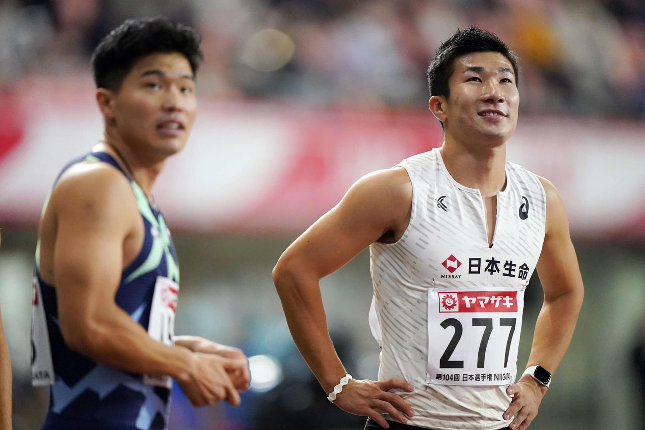 男子100メートル準決勝で1着となり決勝進出の桐生（右）。左は2着の小池（撮影・江口和貴）