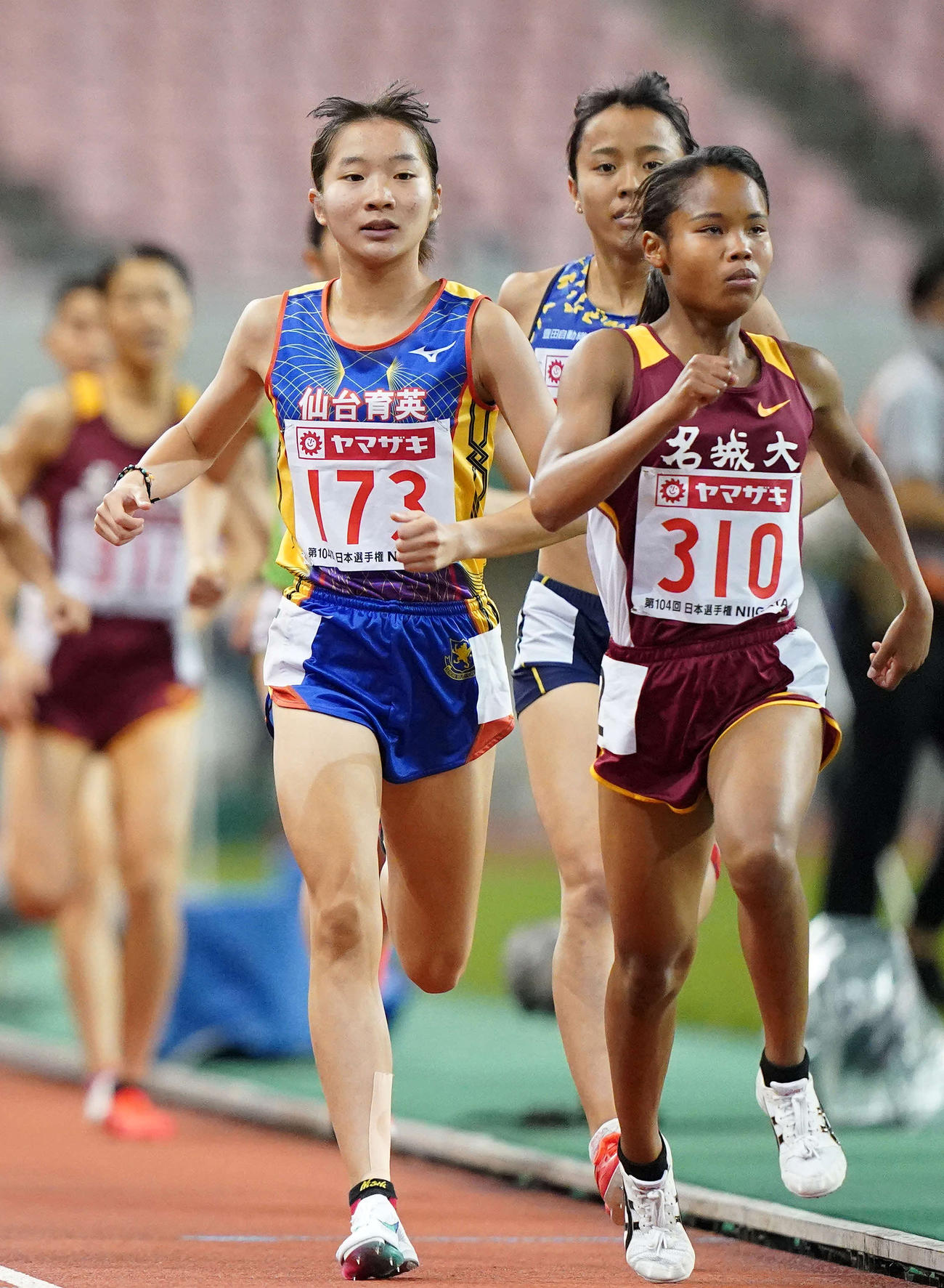 女子1500メートルで2位の仙台育英・米沢（左）（撮影・江口和貴）