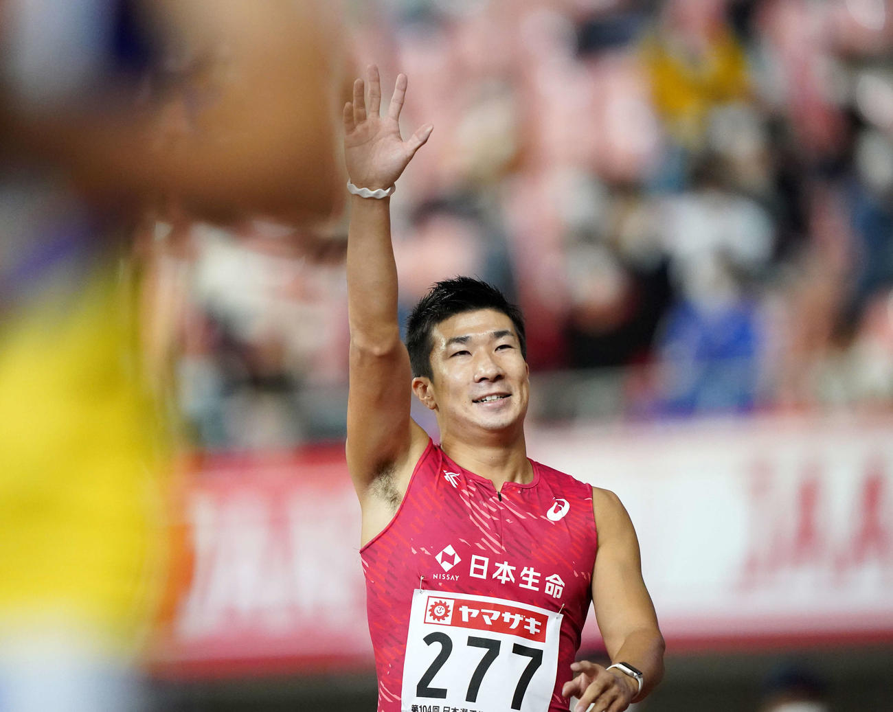 男子100メートルで優勝しスタンドに手を上げる桐生（撮影・江口和貴）