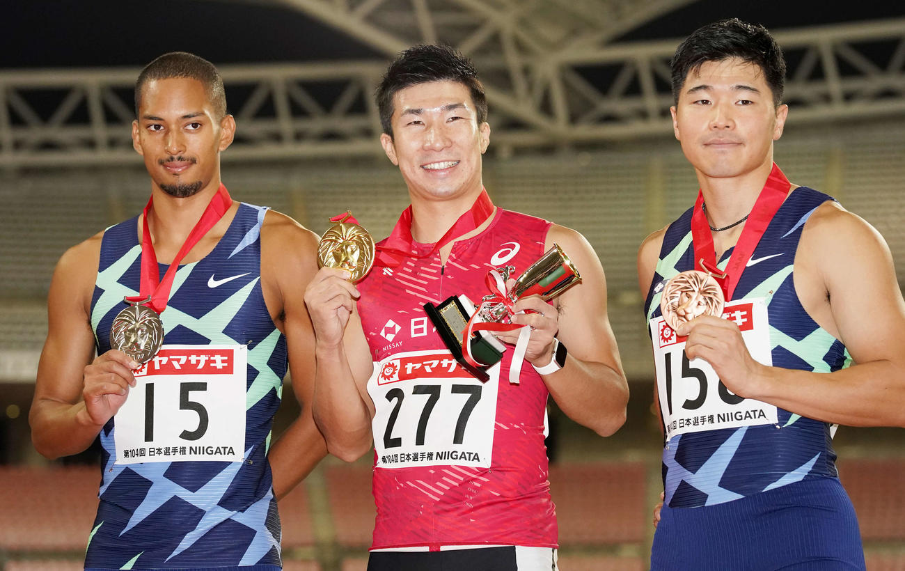 男子100メートルで優勝した桐生（中央）。左は2位のケンブリッジ、右は3位の小池（撮影・江口和貴）