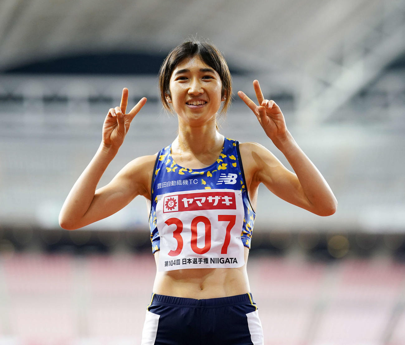 女子1500メートルで優勝しピースサインの田中（撮影・江口和貴）