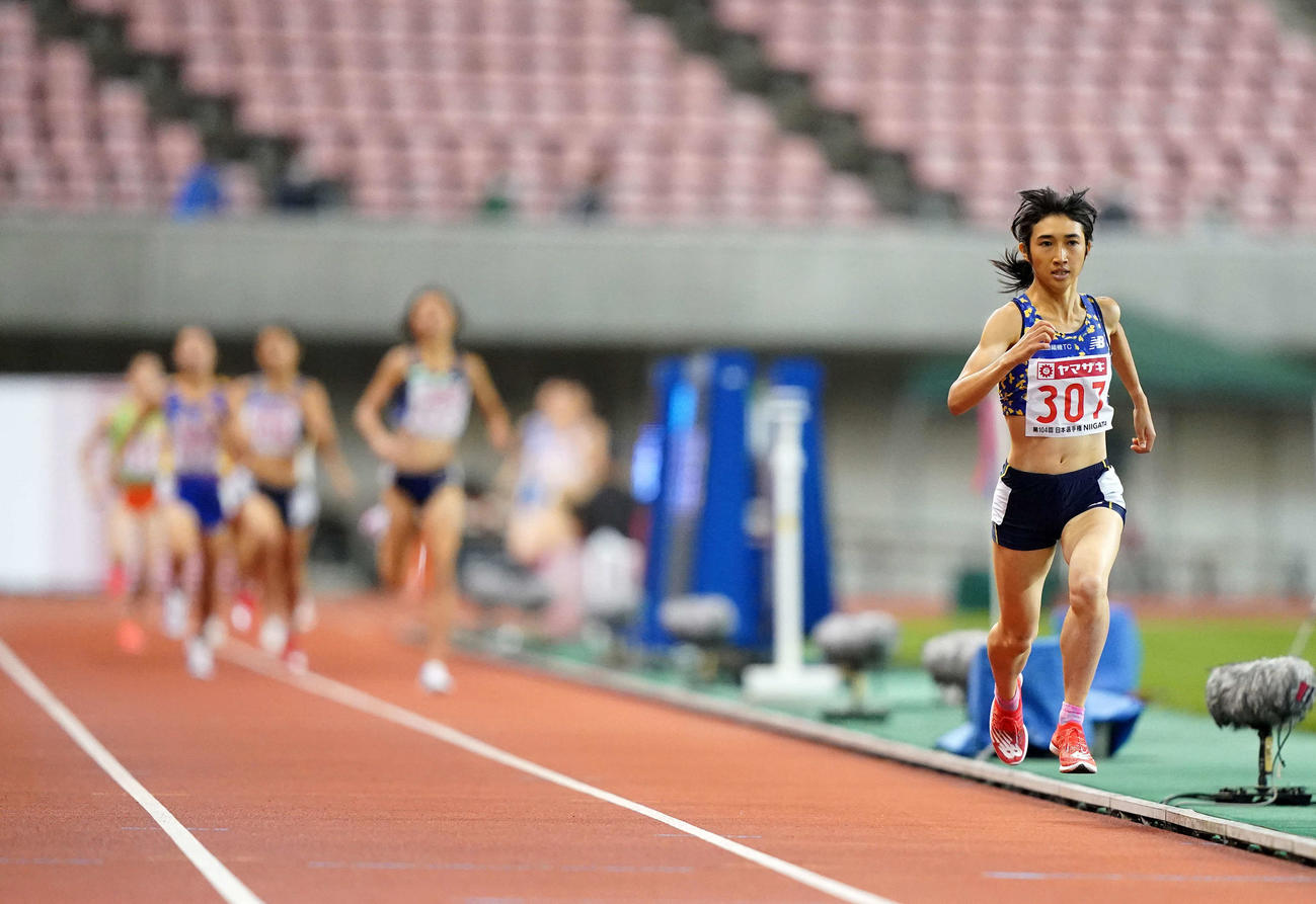 女子1500メートル決勝で独走し優勝する田中（撮影・江口和貴）