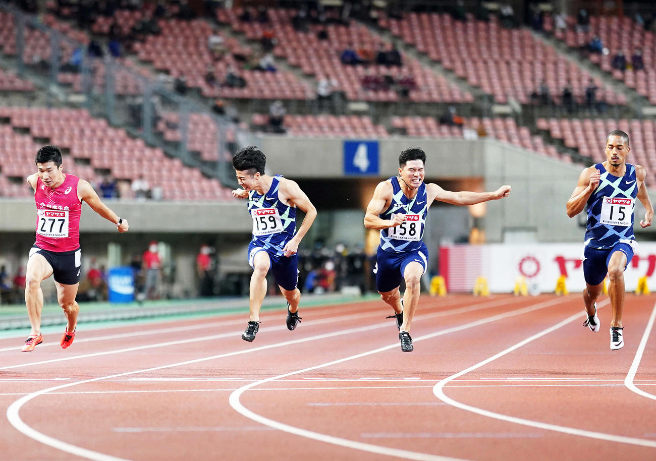 男子100メートルで優勝する桐生（左端）（撮影・江口和貴）