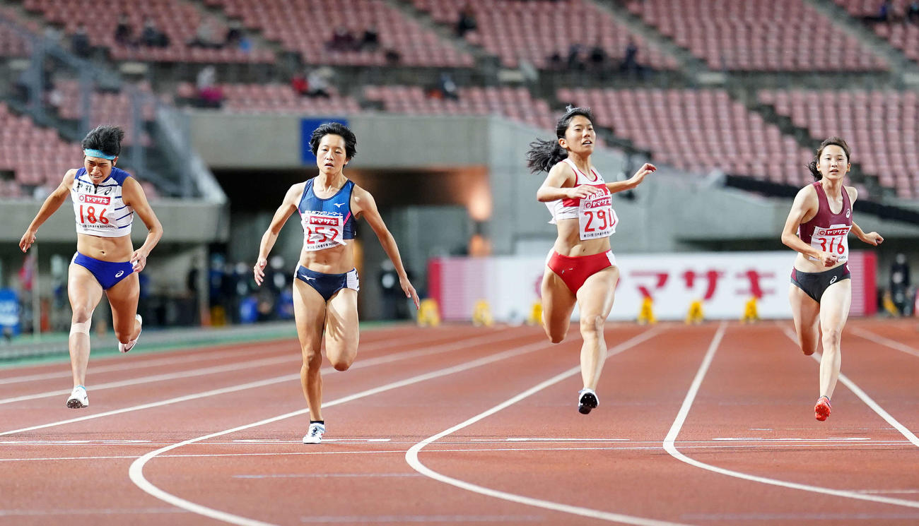 女子100メートルで優勝する児玉（中央右）（撮影・江口和貴）