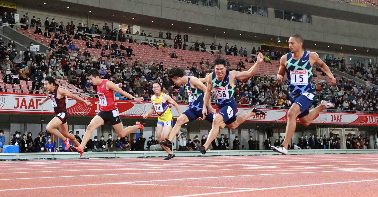 男子100メートルで優勝する桐生（左から2人目）。左から4着の飯塚、1人おいて8着の竹田、5着の多田、3着の小池、2着のケンブリッジ（撮影・江口和貴）