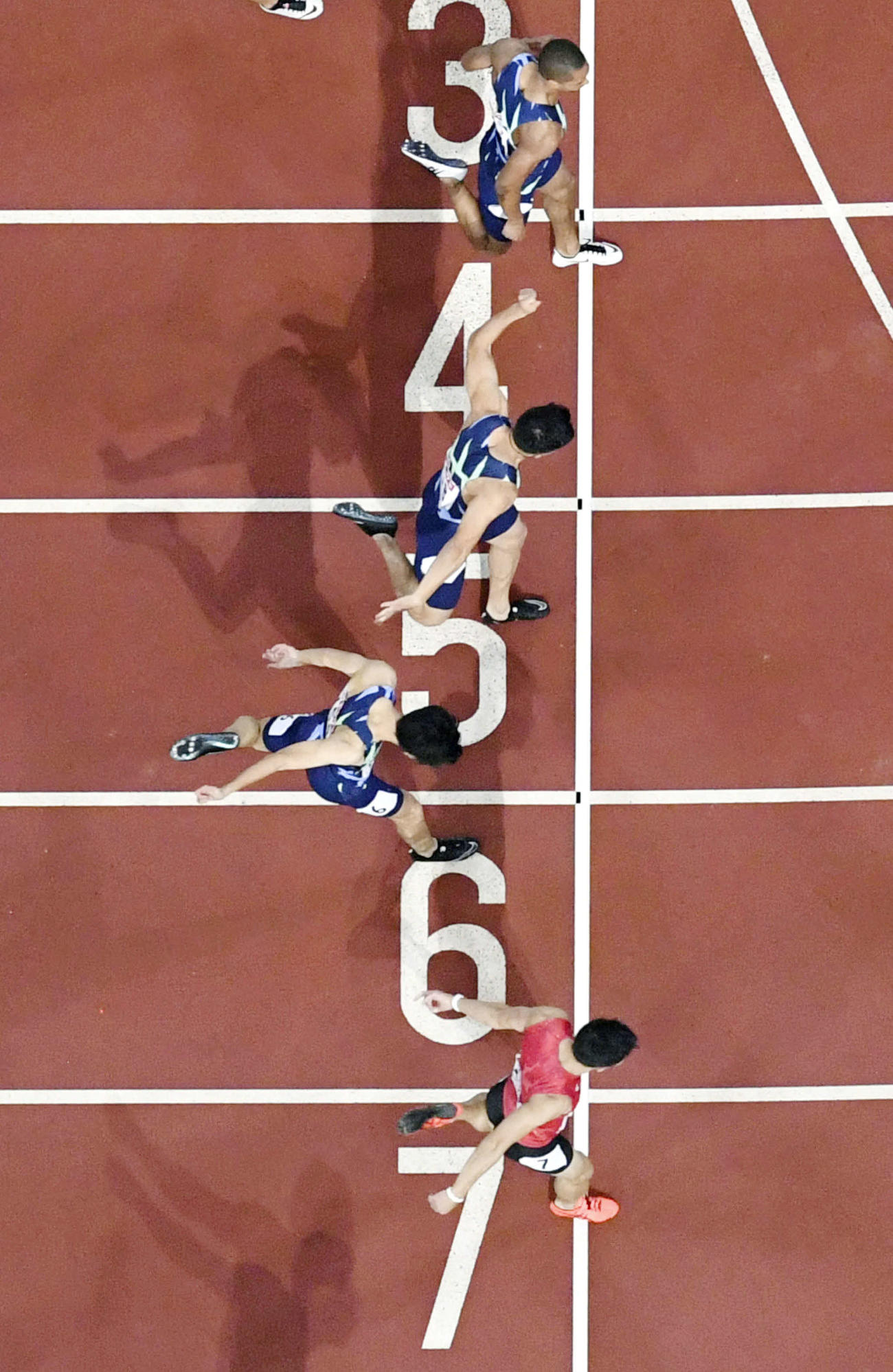 男子100メートル決勝　10秒27で優勝した桐生祥秀（下）（代表撮影＝共同）