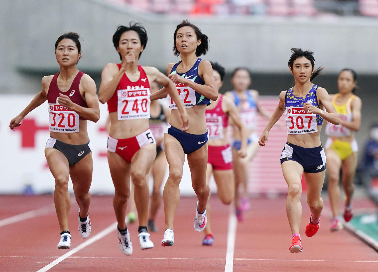 女子800メートル決勝で4位となった田中（右端）（撮影・江口和貴）