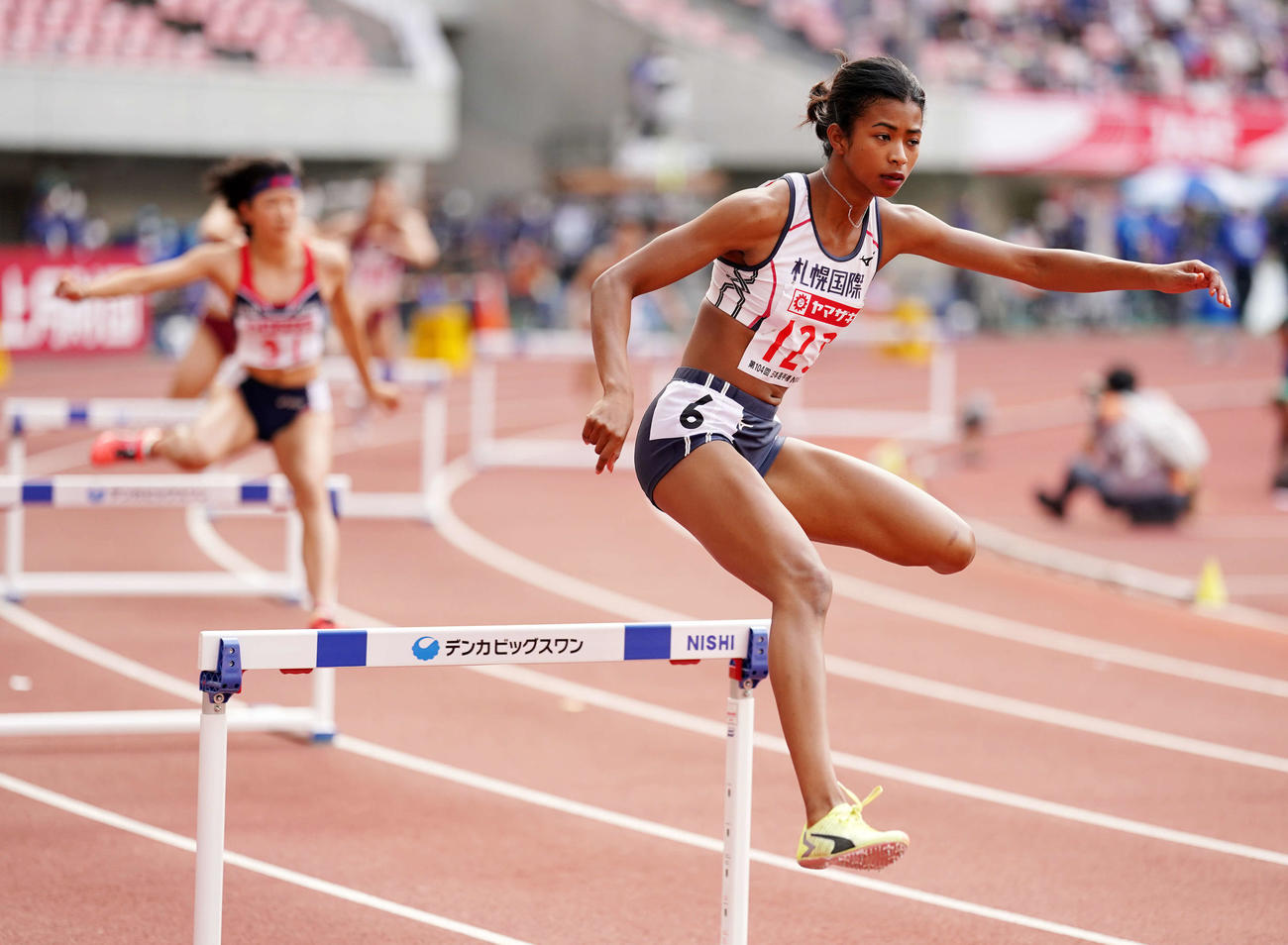 女子400メートルハードルで優勝したイブラヒム（撮影・江口和貴）
