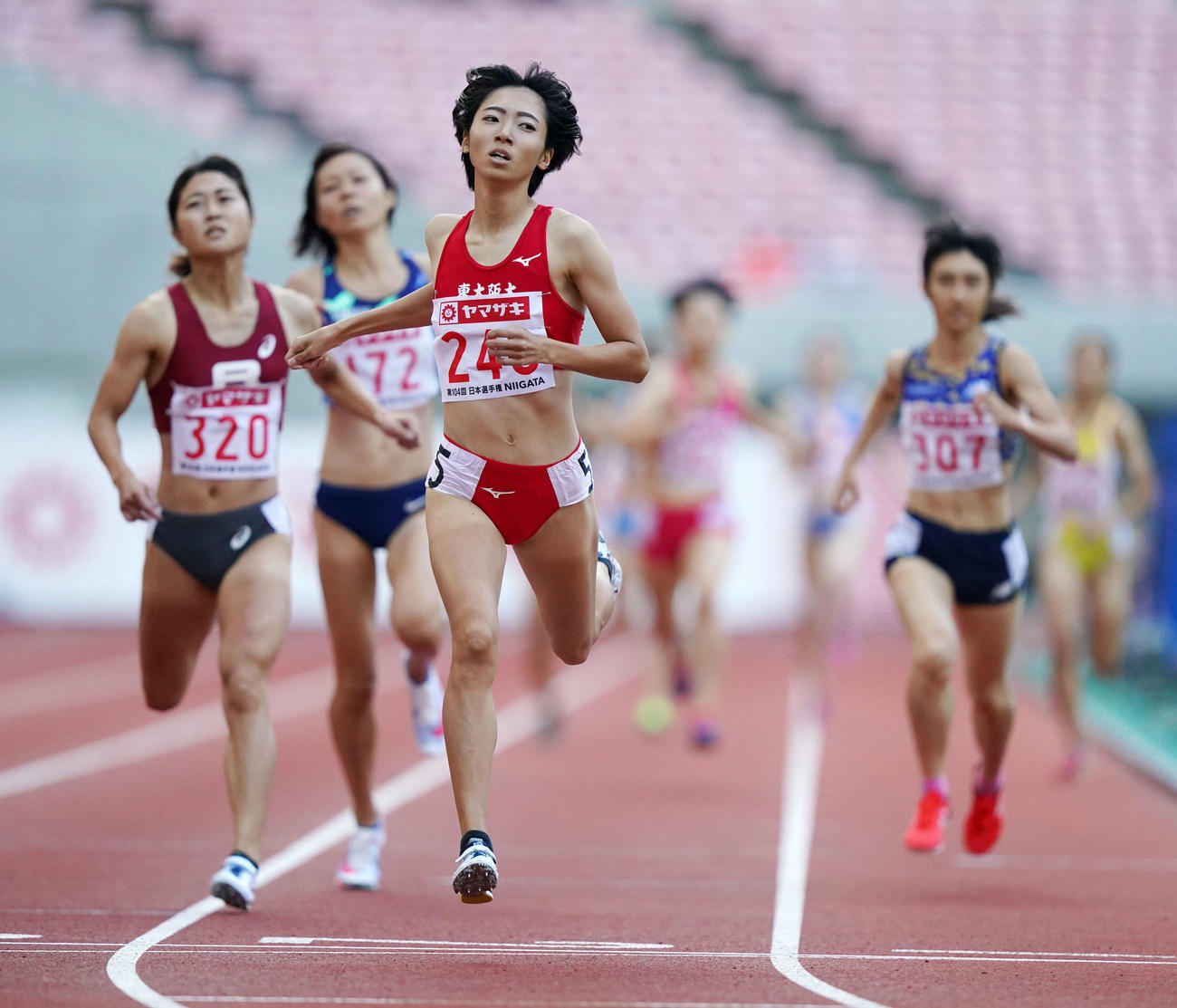 女子800メートルで優勝する川田（撮影・江口和貴）