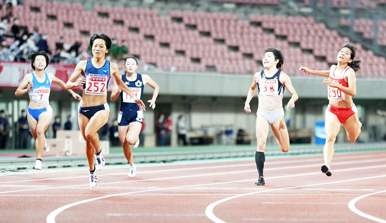 女子200メートルで優勝した鶴田（左から2人目）。右端は2位の児玉（撮影・江口和貴）
