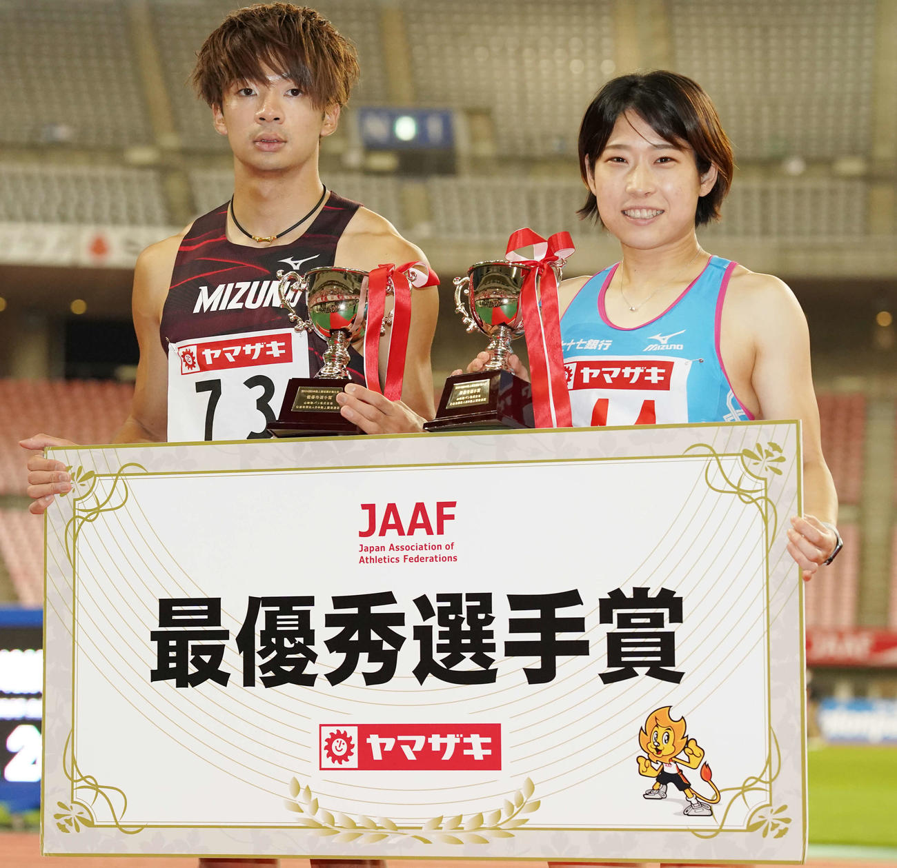 大会最優秀選手に選ばれた男子110メートルハードル優勝の金井（左）と女子100メートルハードル優勝の青木（撮影・江口和貴）