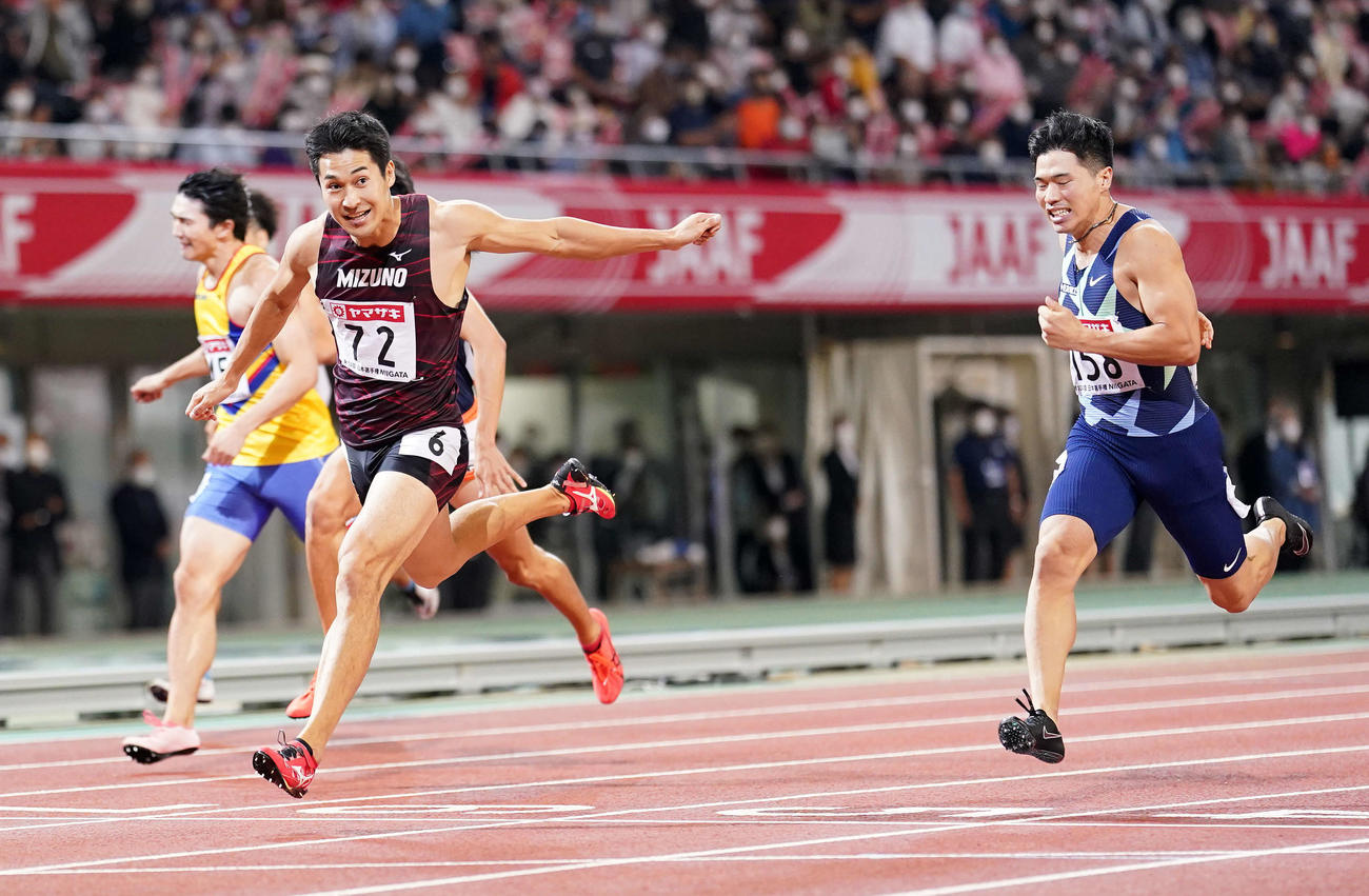 男子200メートルで優勝する飯塚（左から2人目）。右は2位の小池（撮影・江口和貴）