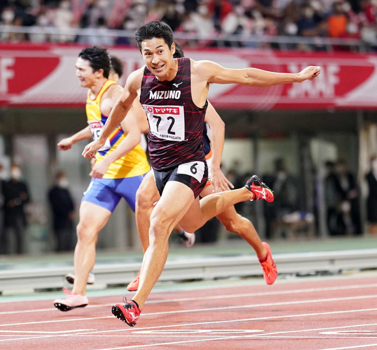 男子200メートルで優勝する飯塚（手前）（撮影・江口和貴）