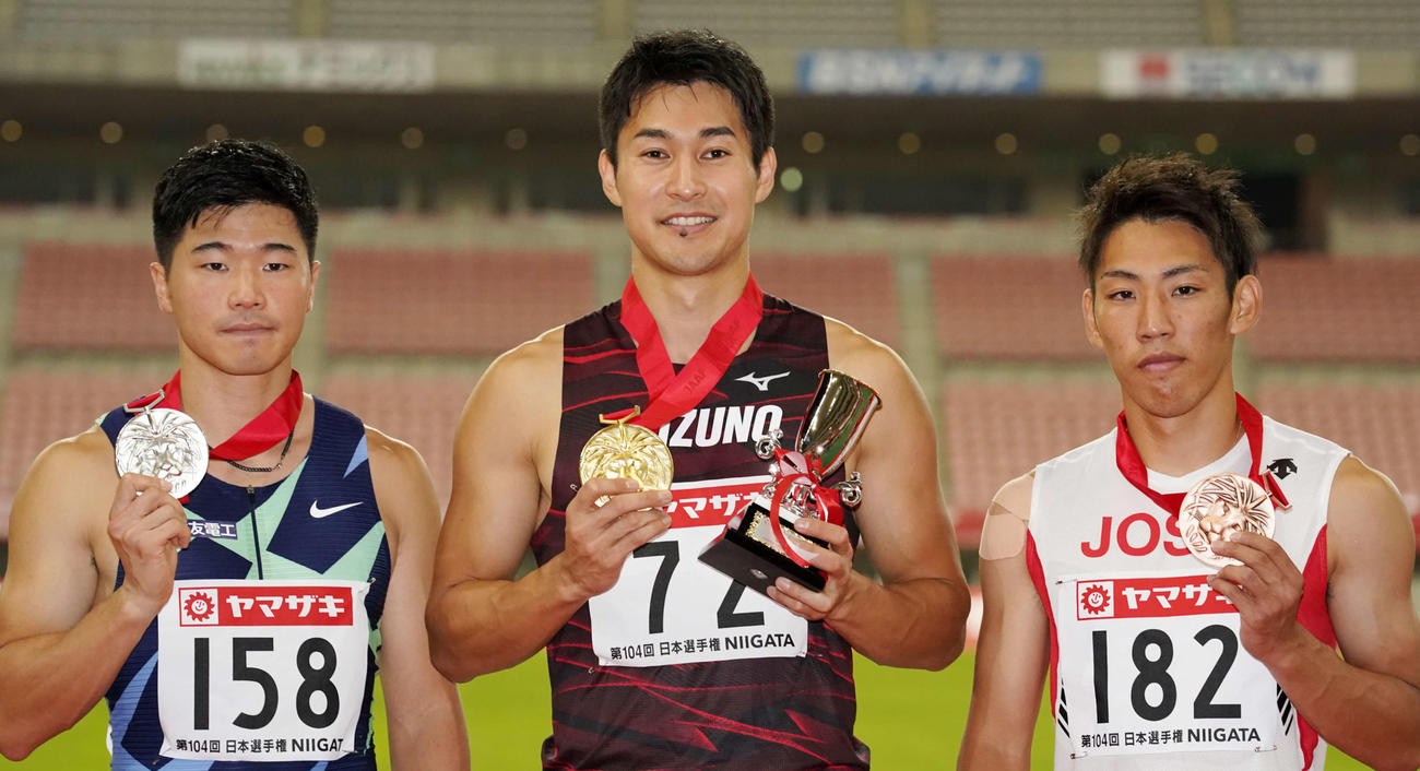男子200メートルで優勝しメダルを手にする飯塚（中央）（撮影・江口和貴）