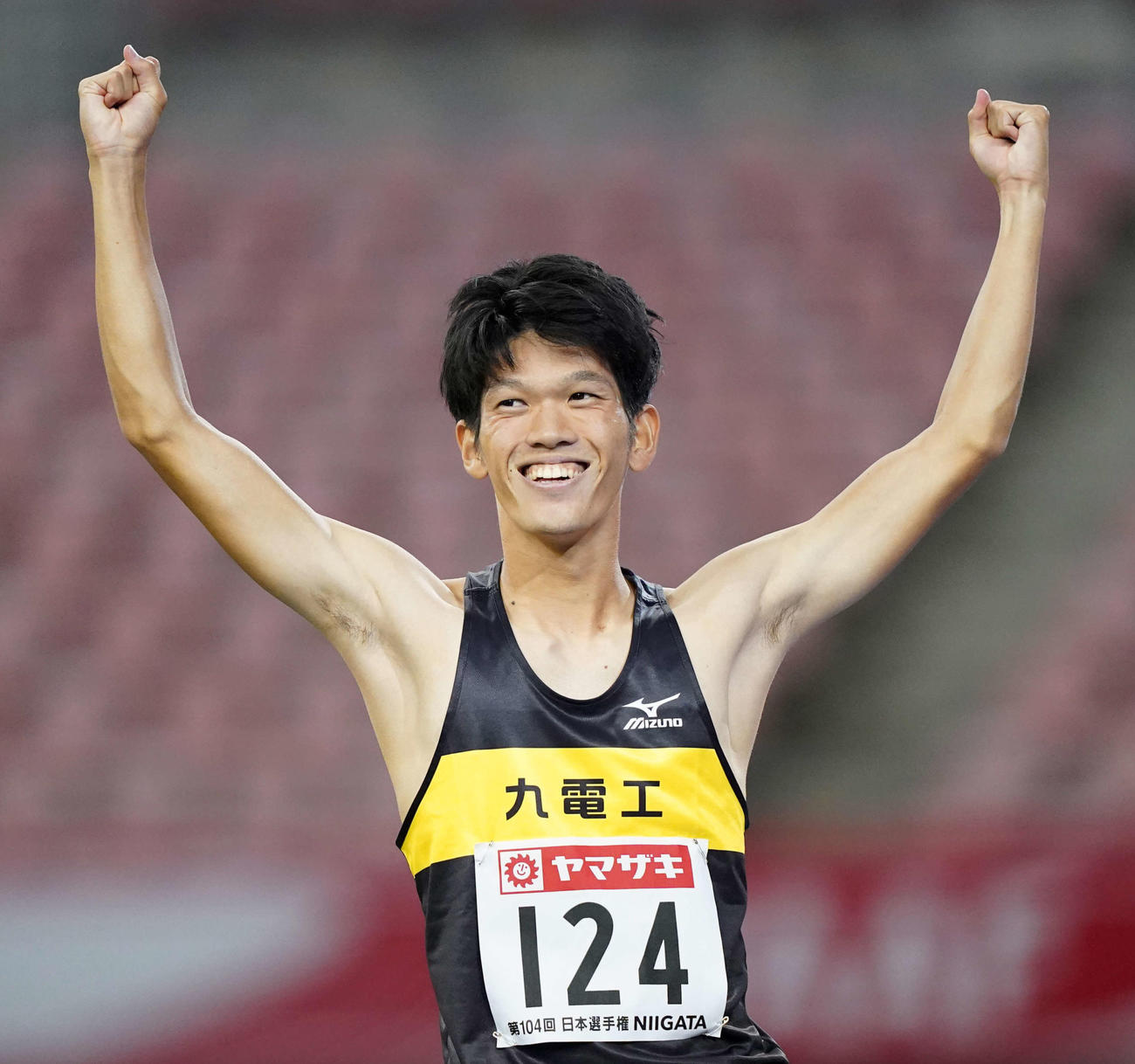 男子走り高跳びで2メートル30を成功しガッツポーズする真野（撮影・江口和貴）