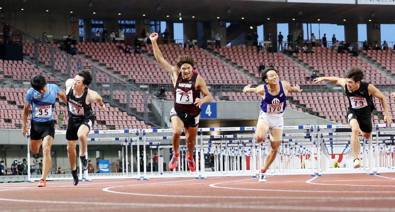 男子110メートル障害で優勝しガッツポーズする金井（中央）（撮影・江口和貴）