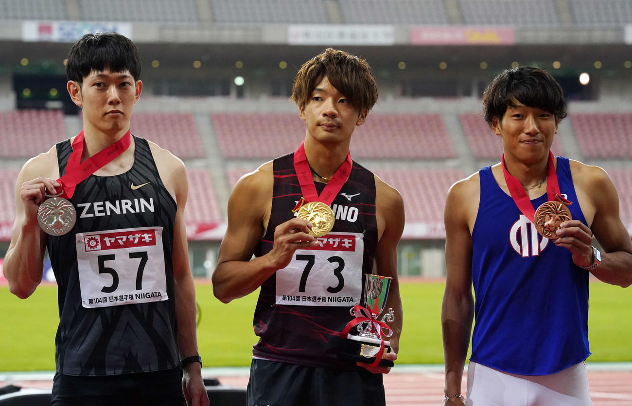 男子110メートル障害で優勝した金井（中央）。左は2位の高山、右は3位の泉谷（撮影・江口和貴）