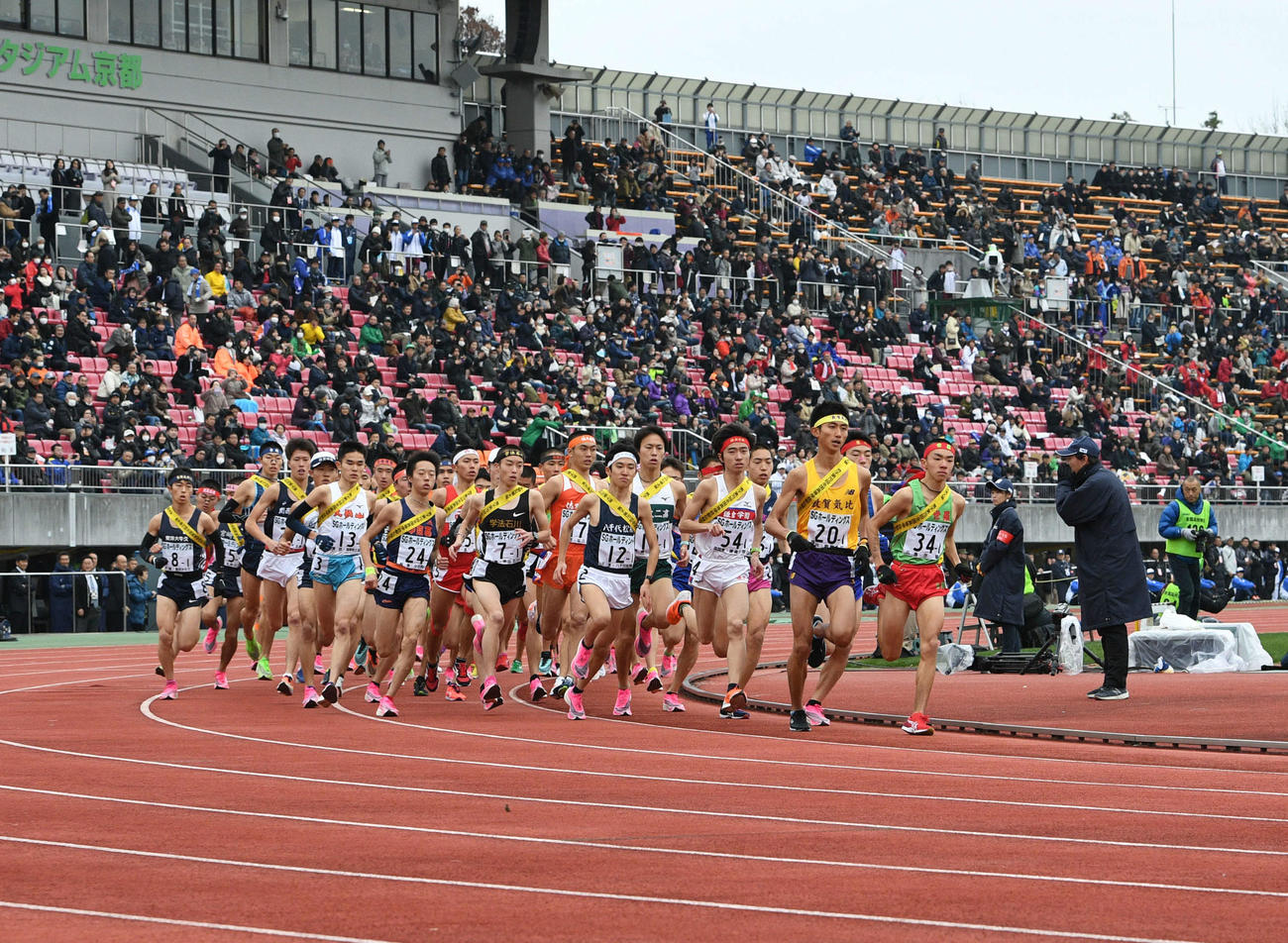 2019年の大会でスタートする男子選手＝2019年12月22日、たけびしスタジアム京都