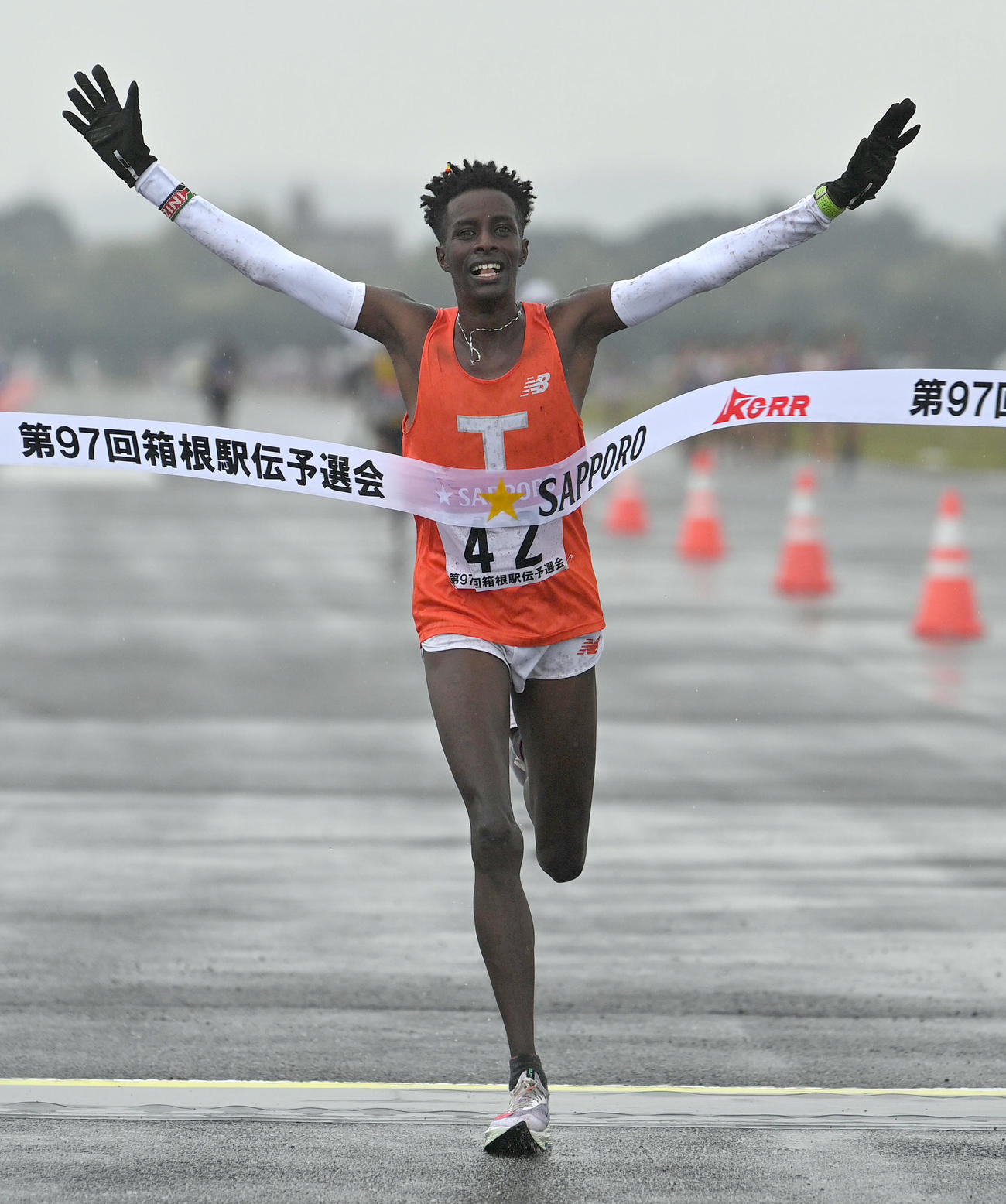 箱根駅伝予選会を1位でゴールする拓大のレメティキ（代表撮影）