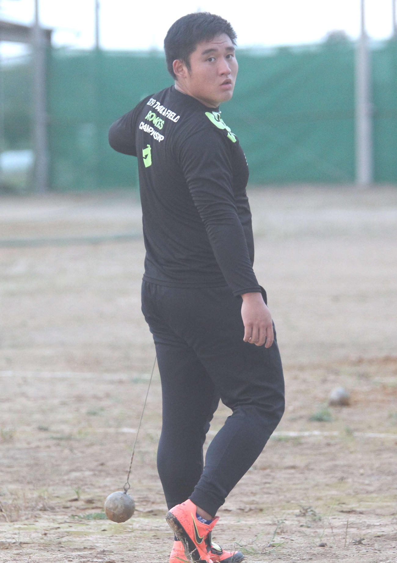 投げたハンマーを拾ってサークルに向かう佐々木