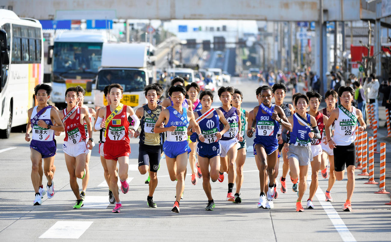 熱田神宮前から一斉にスタートした各校の選手たち（代表撮影）