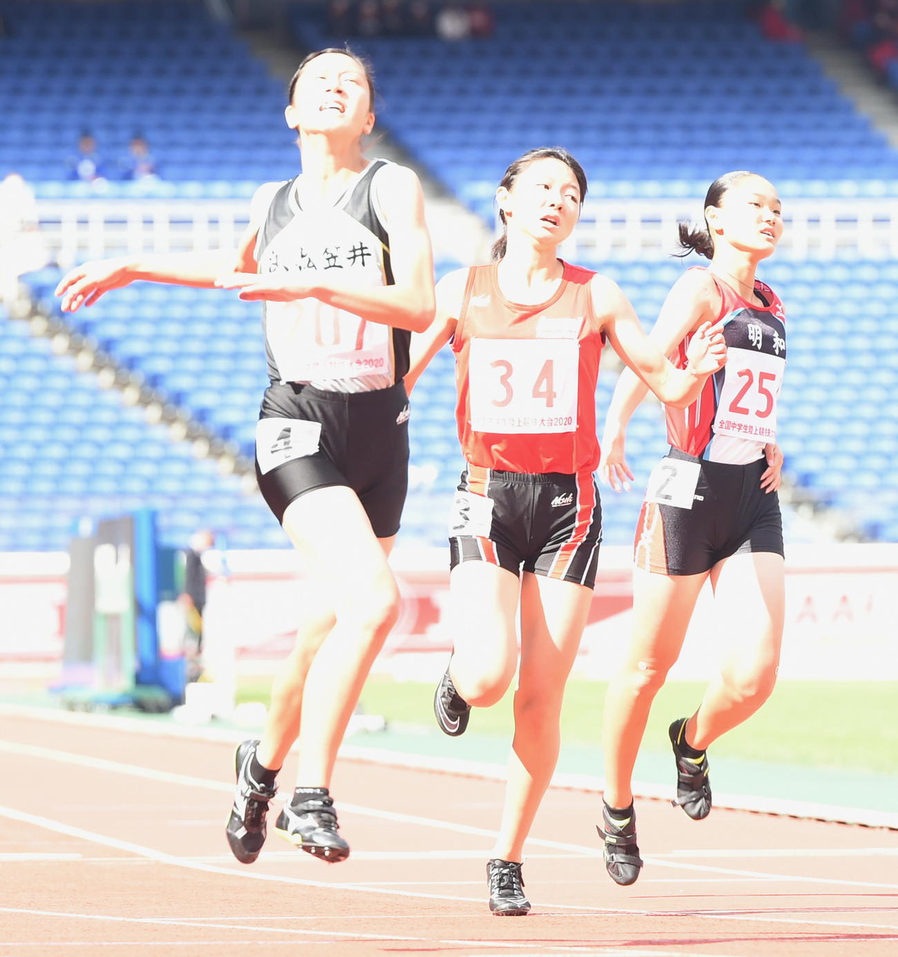 女子200メートルで6位入賞した秋田泉中・三浦（中央）（撮影・山田愛斗）