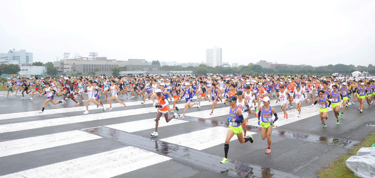 スタートする各大学の選手たち（代表撮影）　
