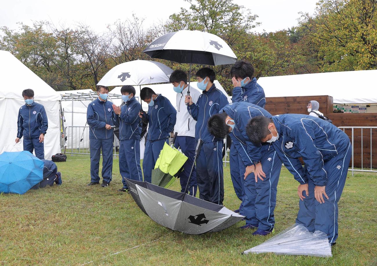 第97回箱根駅伝予選会　予選会11位で本戦出場を逃し、肩を落とす筑波大の選手たち（代表撮影）