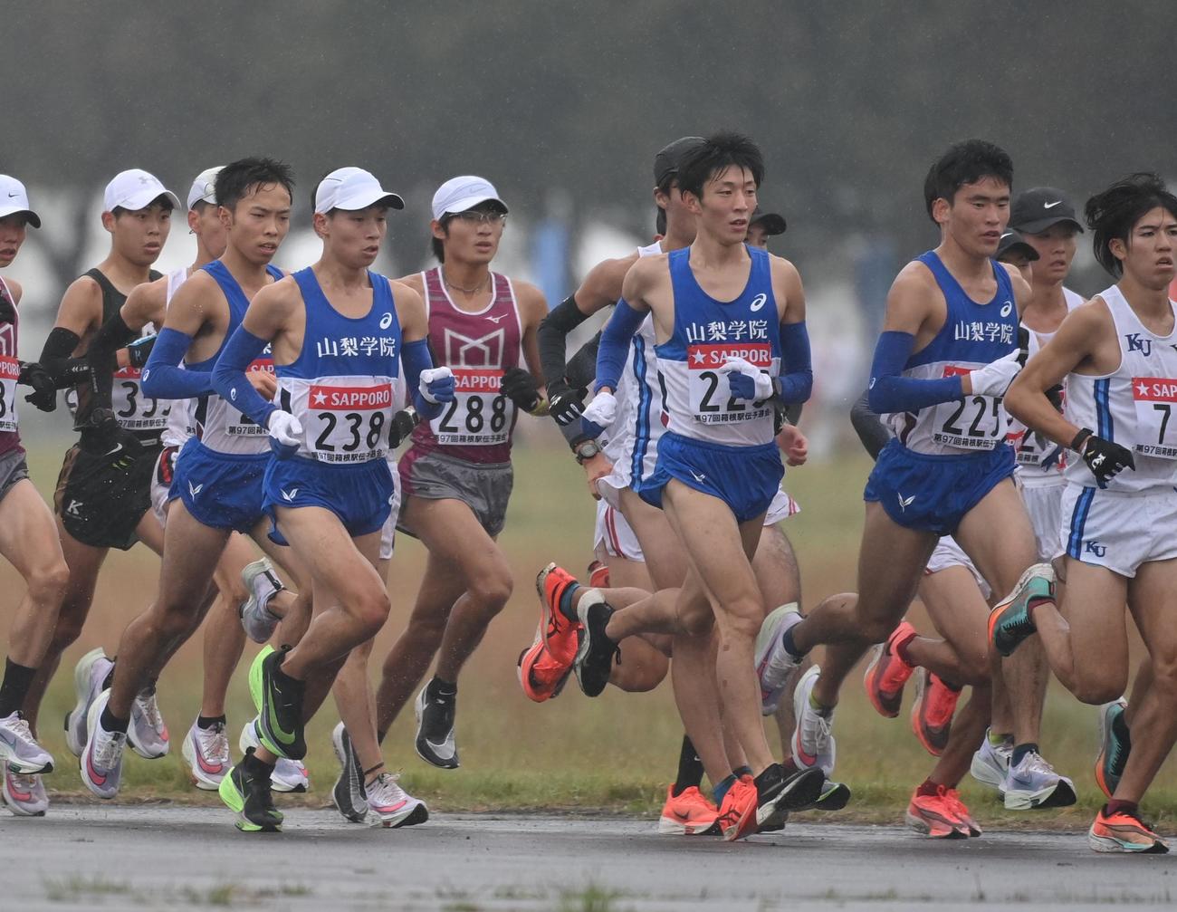 予選会を走る山梨学院大の選手ら（代表撮影）