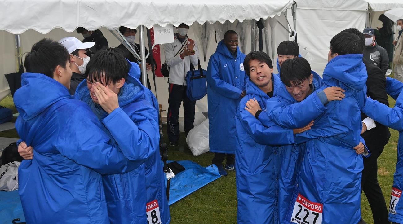本大会出場を決め喜ぶ山梨学院大の選手ら（代表撮影）