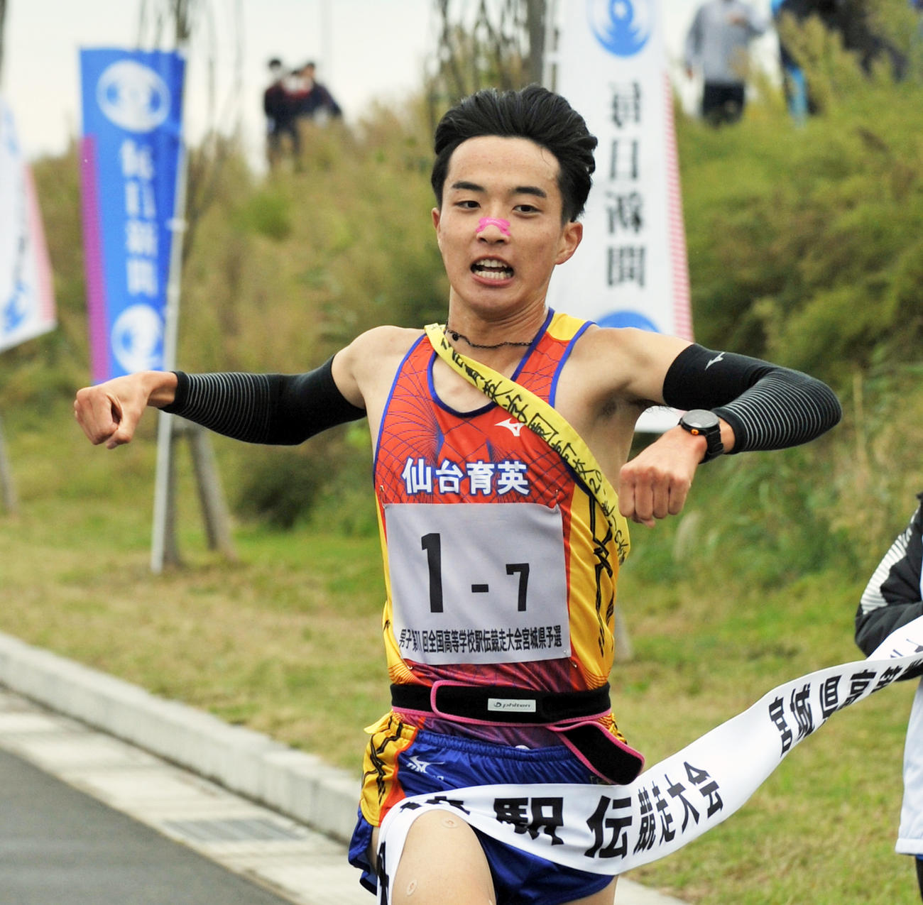 男子の仙台育英アンカー白井は昨年の予選会記録を更新する2時間2分41秒の好タイムでゴール（撮影・佐々木雄高）