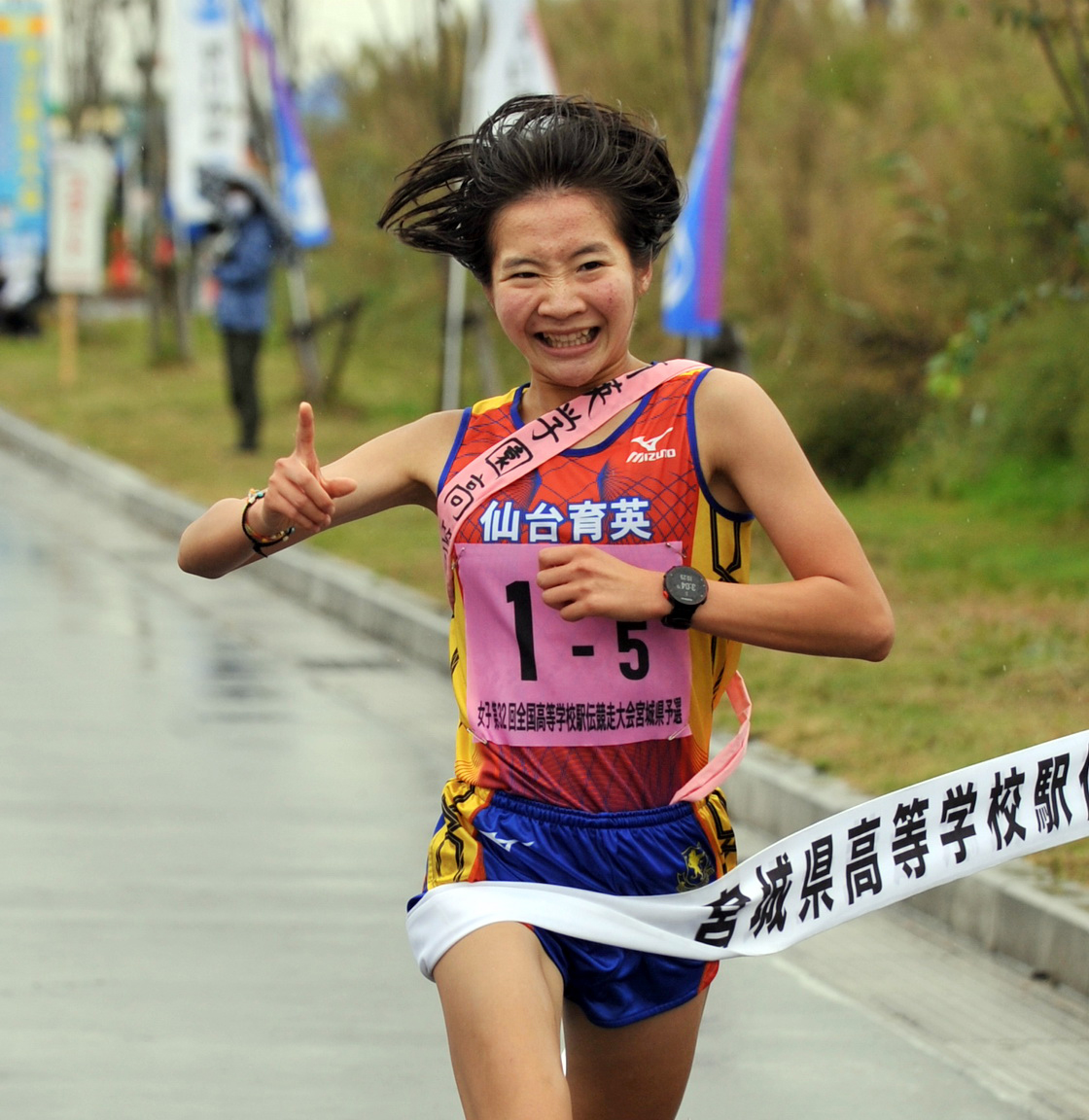 女子の仙台育英アンカー米沢は予選会チーム最高記録の1時間6分59秒でゴール（撮影・佐々木雄高）